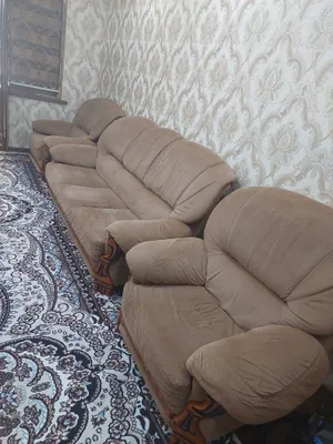 Продаётся мягкая мебель: диван, кресла и стол 1