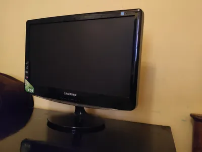 Manitor Samsung yangi 1