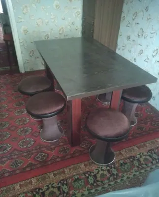 Ovqatlanish stoli va oltita yumshoq pufik