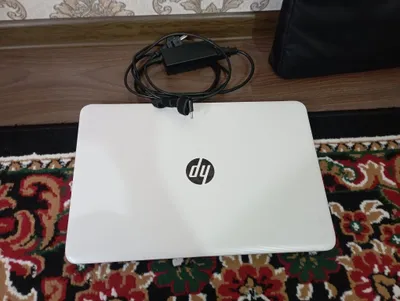 HP laptop, white 1