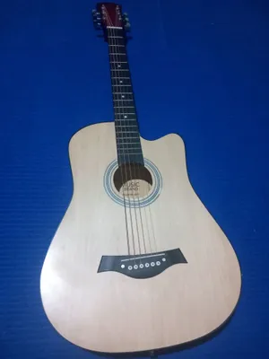 Akustik gitara sotiladi.Haqiqiy Indoneziyaniki. 1