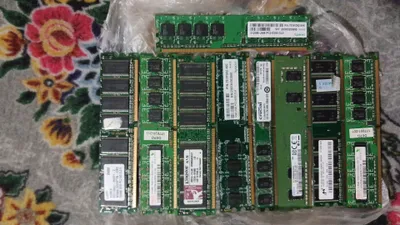 Bu DDR1 va DDR2 turdagi RAM platalariga o‘xshaydi (uzun, pastki qismid 1