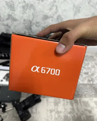 Sony a6700 + клетка SmallRig, карта памяти 128 ГБ, зарядное устройство Tilta 1