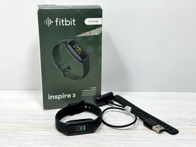Qutisi bilan Fitbit Inspire 3 fitnes-bilaguzugi