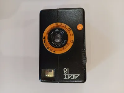 «Agat-18» plyonkali yarim formatli fotoapparat. SSSR. 1