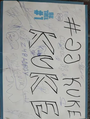 Juda ko‘p geymerlarning avtograflari tushirilgan plakat