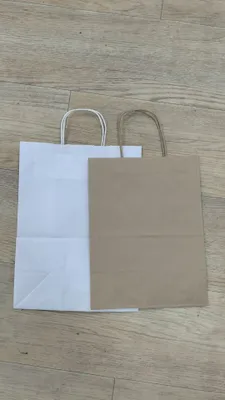 Kraft paketlar tayyor va logotipingiz bilan 1