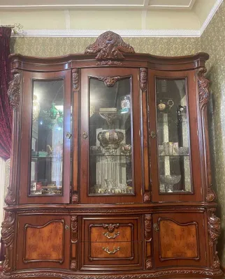 Продам классический резной витрина (горка) для гостиной