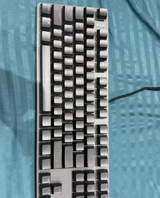 Red Square kompaniyasining Typex V2 klaviaturasi 1