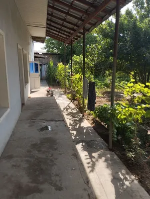 Uy sotiladi 8 sotik 11 ta xona 1