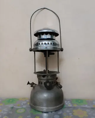 Qadimiy kerosin lampasi 1