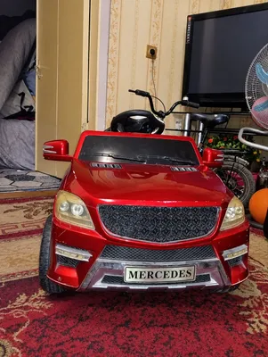 Bolalar uchun qizil Mercedes-Benz elektromobil 1