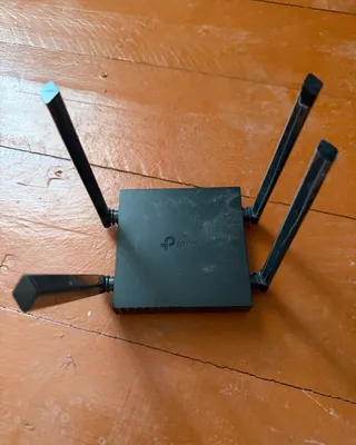 4 ta antennali Wi-Fi router 1