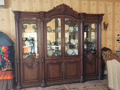 Yaxshi holatdagi mebel devori