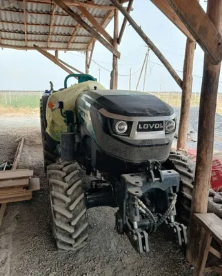 Traktor LOVOL F4100 1