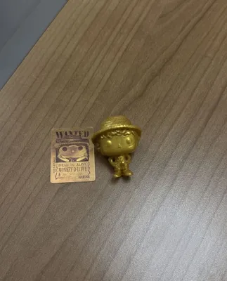 oltin rangli Kinder One Piece figurkasi