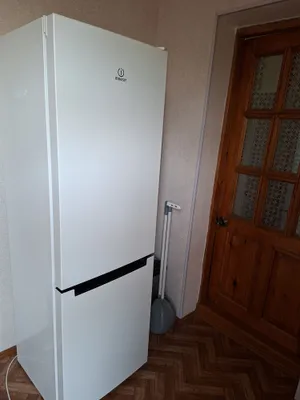 Срочно продаю холодильник Indesit 3 года гарантия есть 1