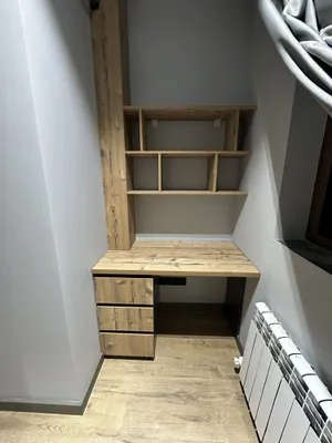 Ko‘zgu, ikkita tumbochka va polkalar 1