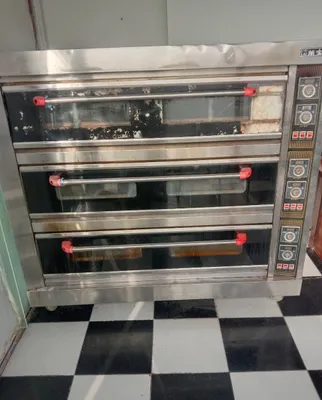 Продаётся хлебопечка с 3 полками и 9 противнями, состояние хорошее