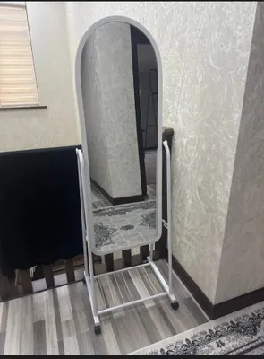 Напольное зеркало, снизу можно ставить вещи