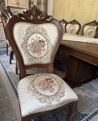 Стол и стулья для гостиной на 12 персон, изготовлены из орехового дерева