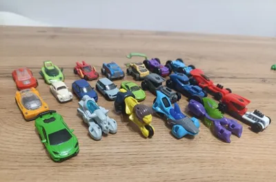 Kinder figuralari va mashinalar