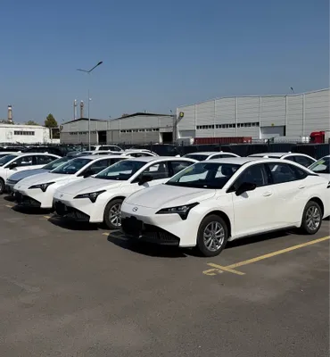 GAC S Plus, белый с чёрным, также имеется большой монитор