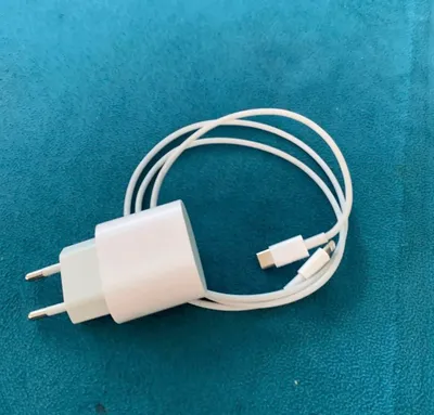 Оригинальное зарядное устройство для iPhone 1