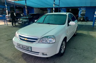 Продаётся Lacetti. Состояние хорошее, краска — только на одной детали, есть пятно 1