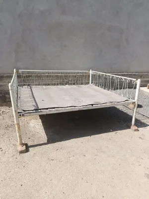 Диван с металлическим каркасом 2,5 × 2