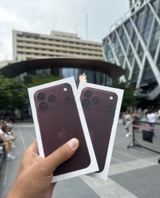 iPhone 18 Pro Max 256, вишнёво-красного цвета, с SIM-картой и eSIM, работает 1