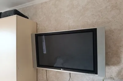 LG 43' со своим креплением 1