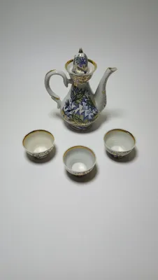 Продается - чайник и 3 пиалушки , сервиз фарфоровый . 1