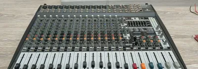 Активный микшерный пульт Behringer 1