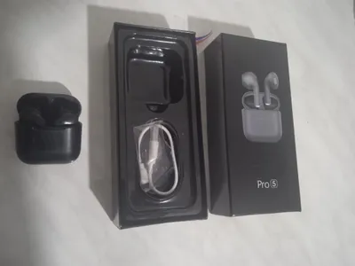Simsiz Bluetooth naushnik qora va simli oq naushnik sotiladi. 1