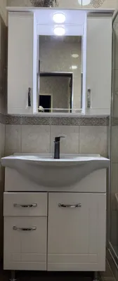 Продам комплект мебели для ванной комнаты с раковиной и зеркалом