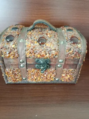Продам янтарную шкатулку-сундучек