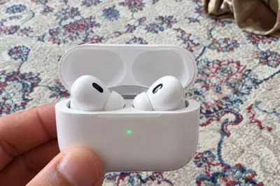 Оригинальные AirPods 2, заряжаются зарядкой от iPhone 1