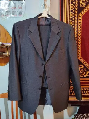 To‘q kulrang kostyum
