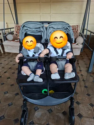 egizaklar uchun yaxshi holatdagi bolalar aravachasi