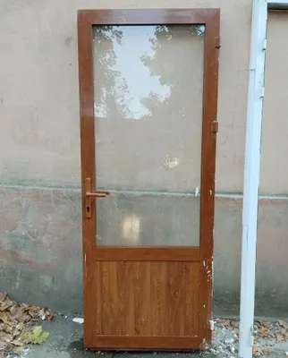 Yog‘och ko‘rinishidagi, oynali jigarrang plastik eshik, ishlatilgan — 67×194 sm