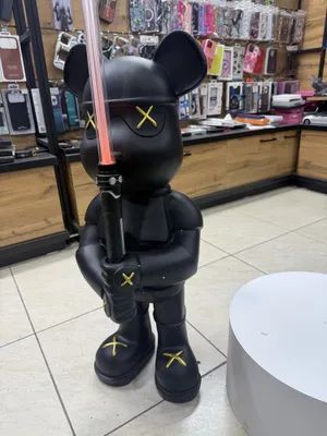 Kaws статуетка со световым мечом 1