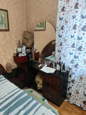 Срочно продаётся комод с зеркалом(трюмо) и 2 тумбы 1