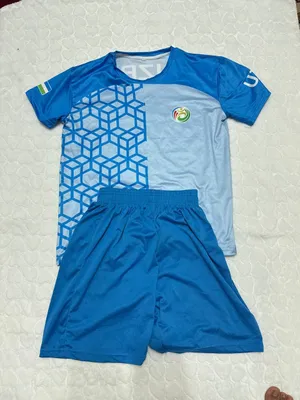 Sport futbolkasi va shortiklar