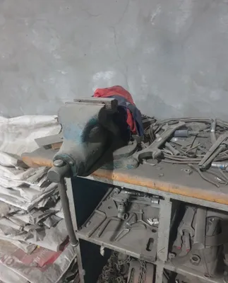 Продаются тиски со столом