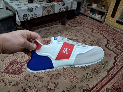 Krossovkalar sotiladi 1