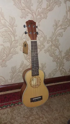 Прадаеться укулеле