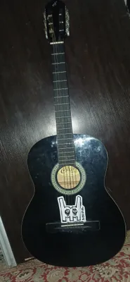 Gitara (akustik klassik)sotiladi .A'lo holatda 1