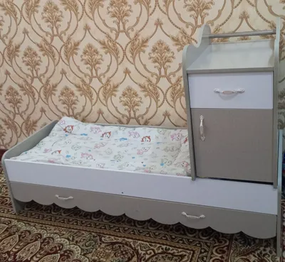 Кровать-качалка и тумбочка 1