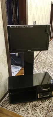 Телевизор с подставкой.